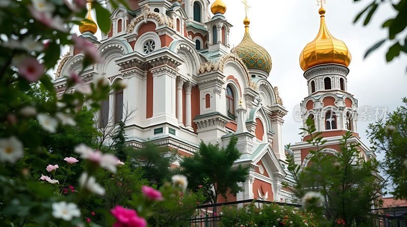 金色洋葱头教堂与粉色花朵相映成趣