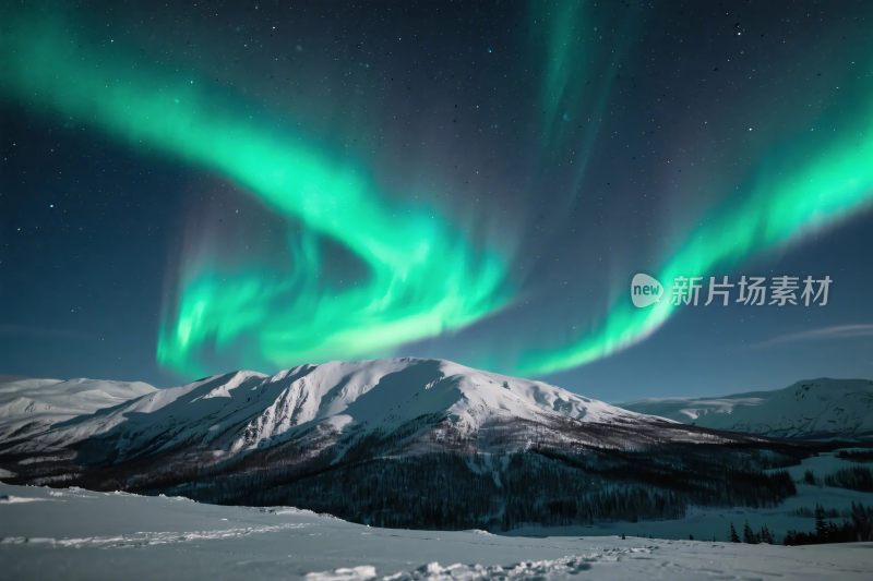 极光雪山自然景观