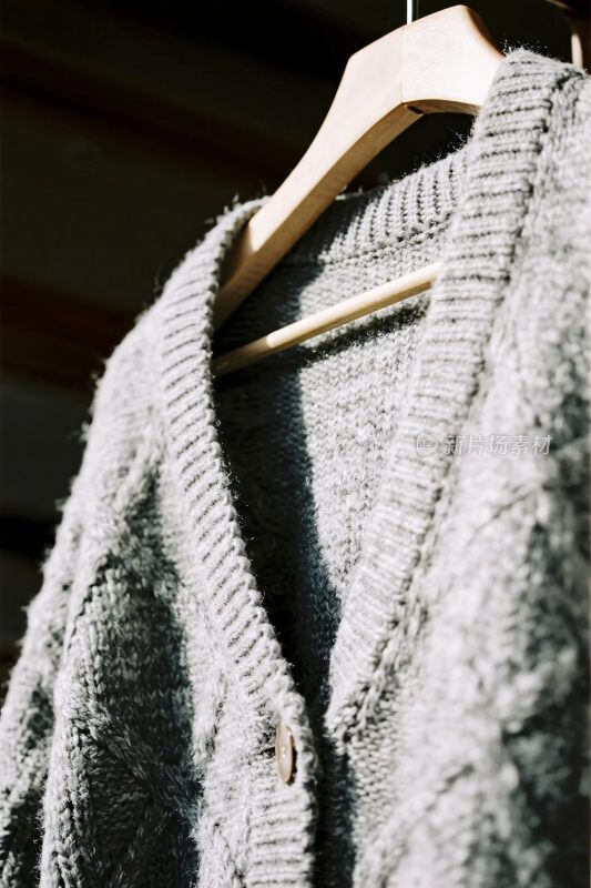 灰色针织衫与衣架