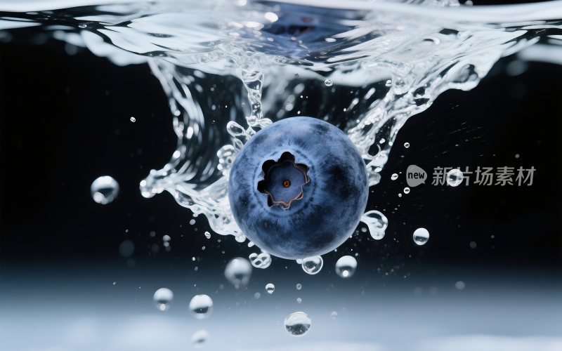 新鲜的蓝莓掉入水中