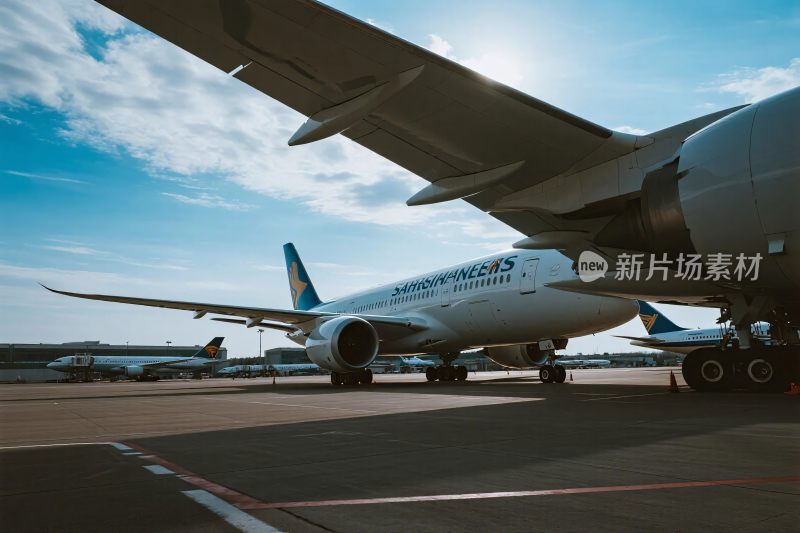 机场停机坪上的飞机景象