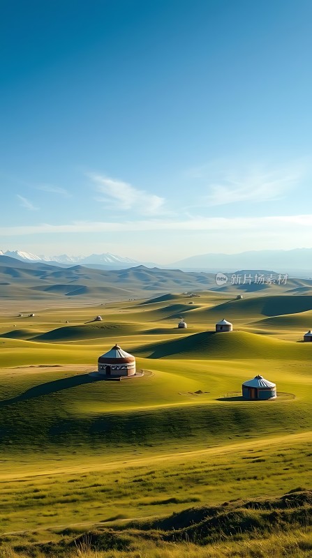 草原上的毡房与远山