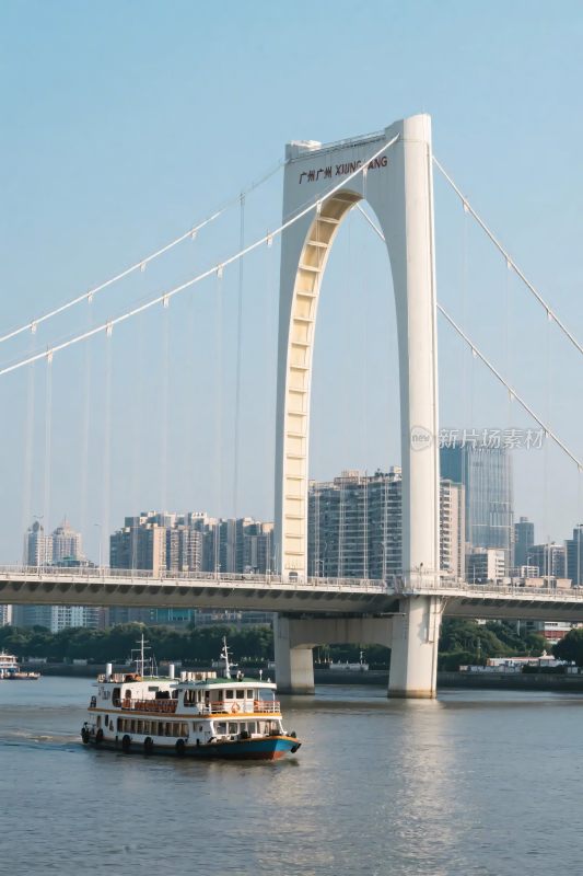 江上大桥与船只景观