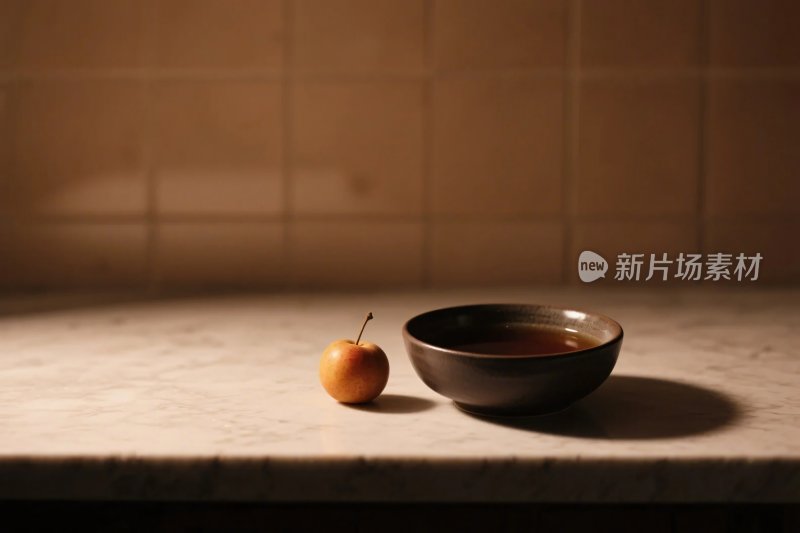 静物小梨与深色碗