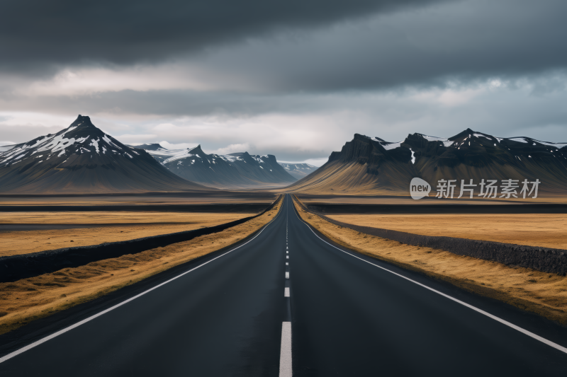 道路山脉和阴云密布的天空高清风景图片