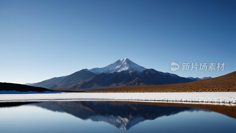 山倒映在湖中地面上有雪高清图片