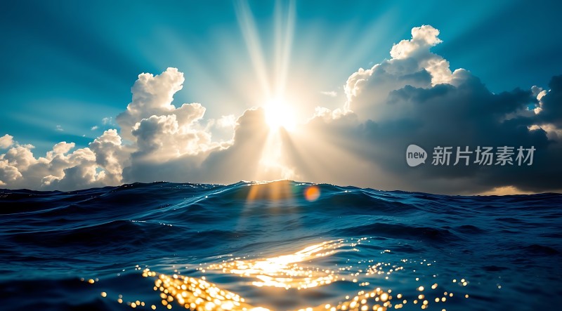 阳光洒海面云朵映蓝天