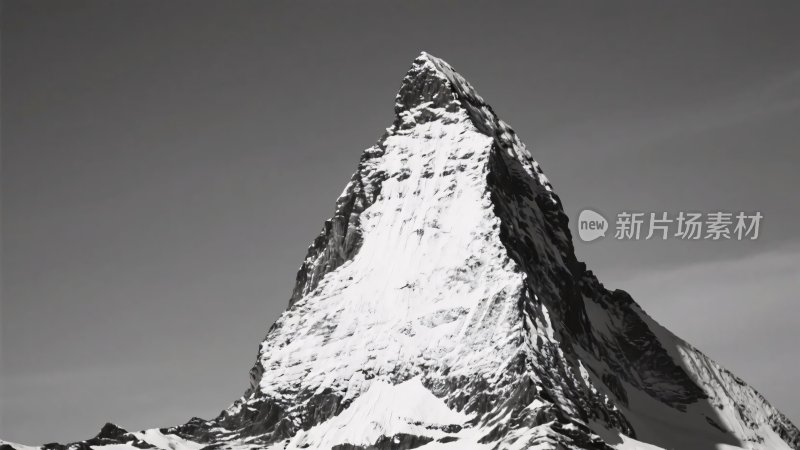 雪山山峰黑白摄影