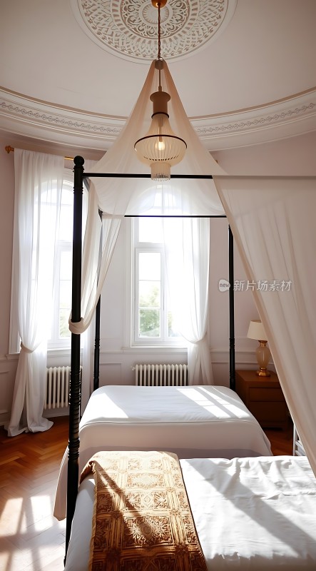 阳光洒满四柱床房间的宁静角落