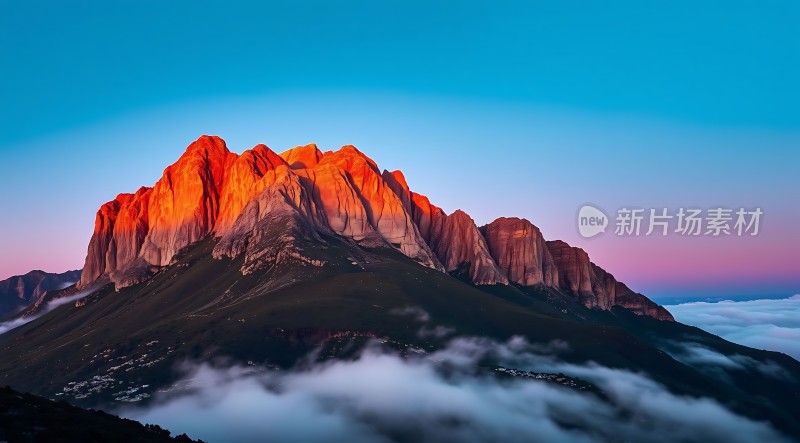 日出时分的壮丽山峰云雾缭绕天空渐变色彩