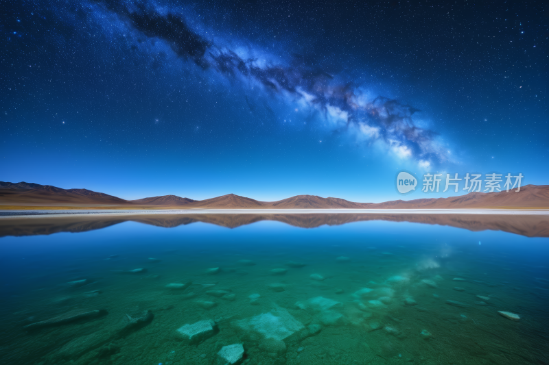 星空笼罩着一个湖泊湖水清澈湛蓝风景图片