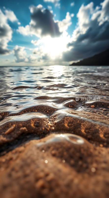 阳光下的海浪轻拍沙滩