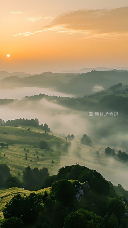 晨曦中的雾霭山谷