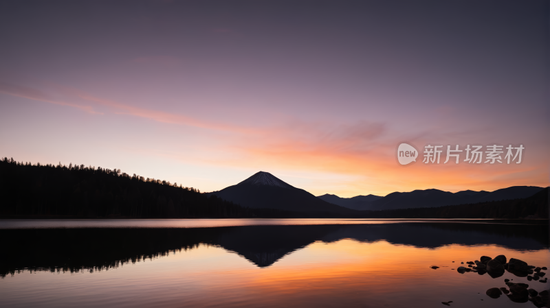 视图的山与湖和山在背景风景图片