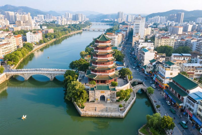 城市江边古塔风光