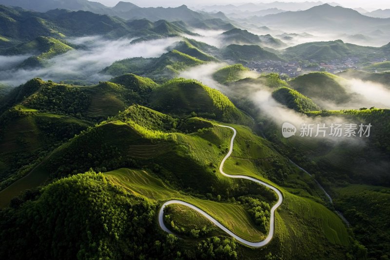 山间蜿蜒公路的壮美风光