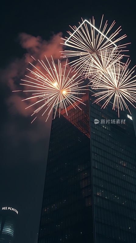 璀璨烟花映高楼