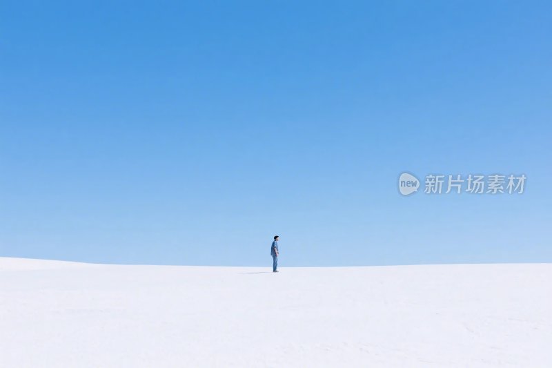 雪地上的孤独身影