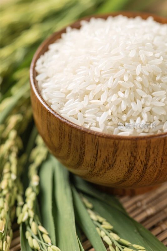木碗里的白米与稻穗