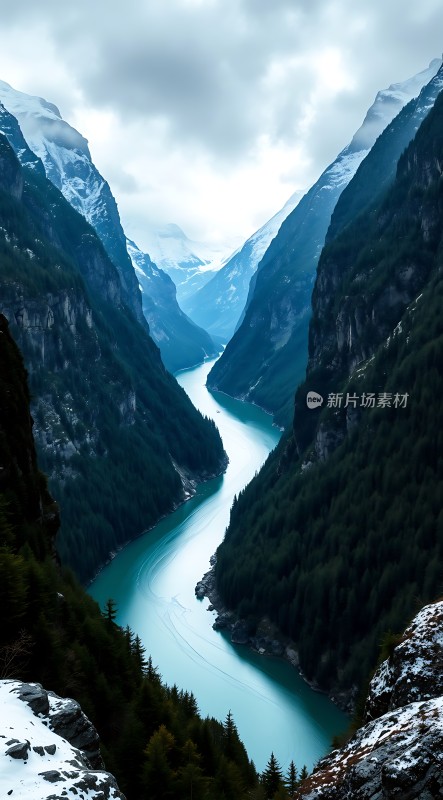 雪峰环绕碧波荡漾