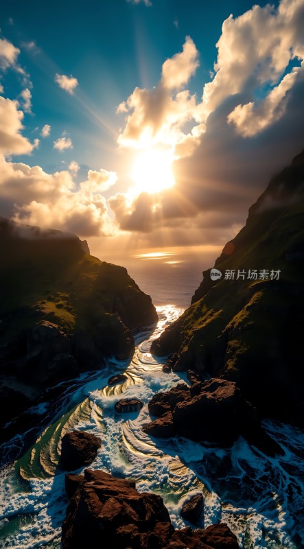 阳光下的海浪与岩石