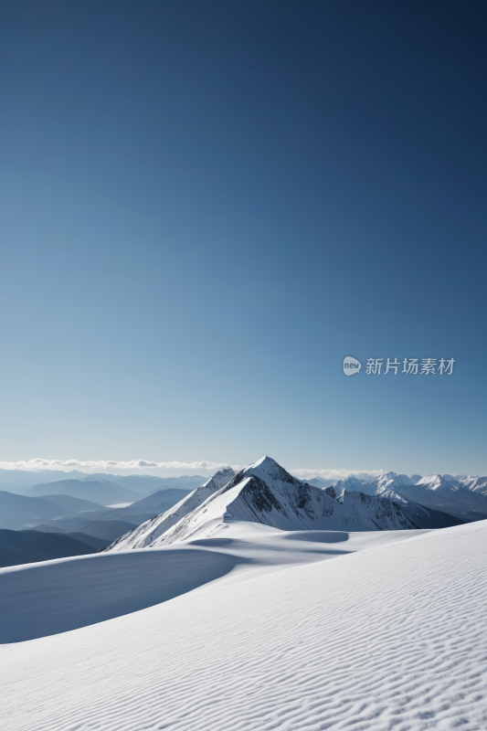 雪山斜坡上欣赏山脉景色风景图片