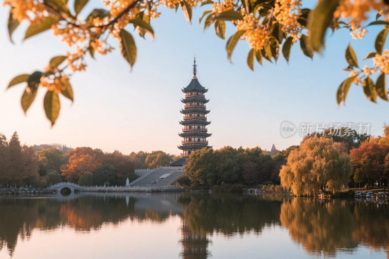 湖畔古塔秋日美景