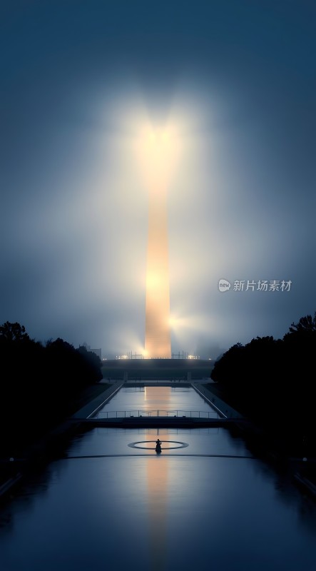 晨曦中的光柱映照宁静水面