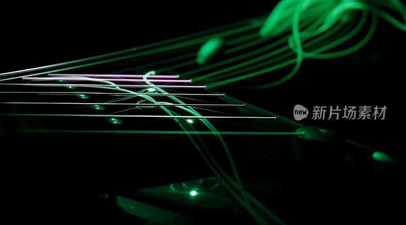 绿色光束交织的艺术画面