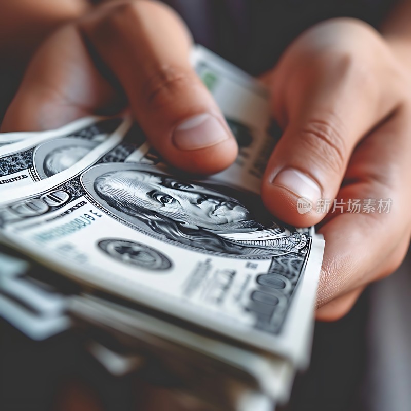 手握美元钞票