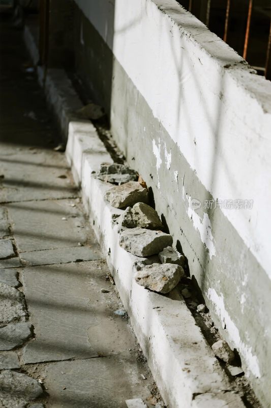 老旧石阶与墙面