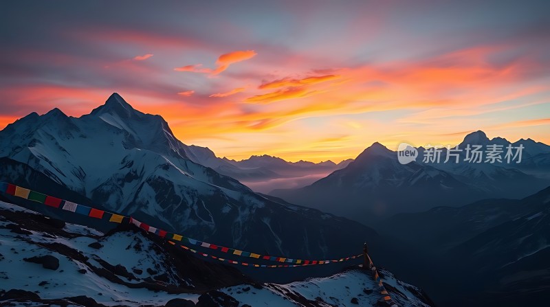 雪域晨曦五彩经幡映雪山