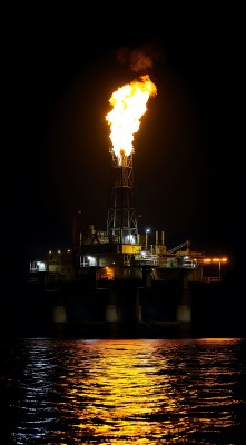 海上钻井平台夜幕下的燃烧火焰 海上钻井平台夜幕下的燃烧火焰