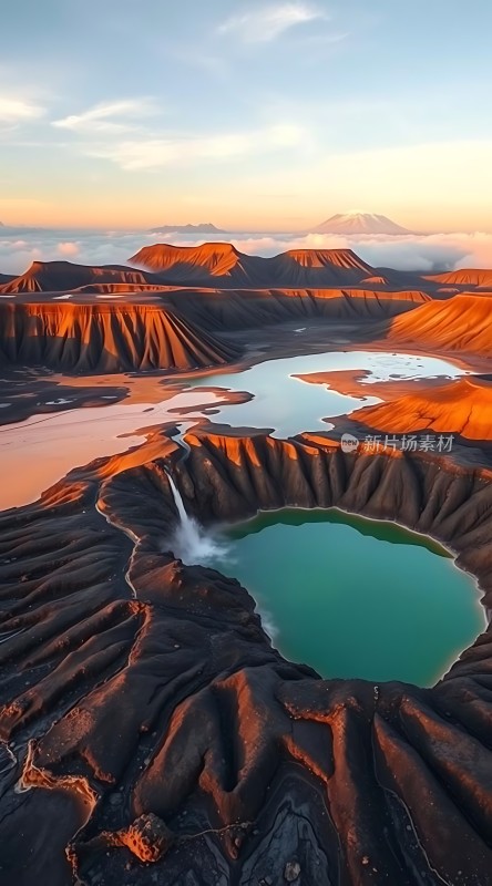 火山口湖畔日落奇景