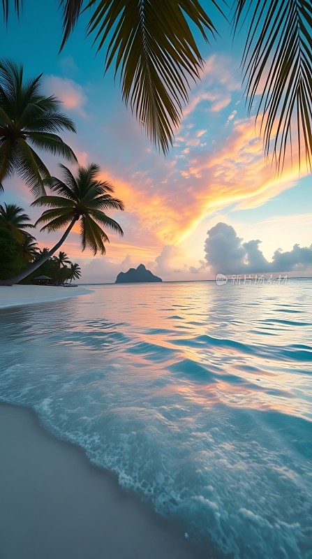 椰林晚霞映碧波