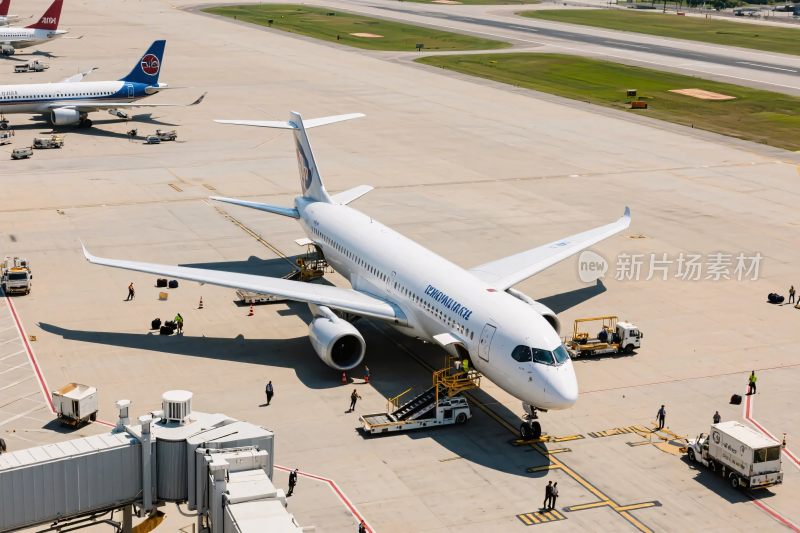 机场停靠的客机