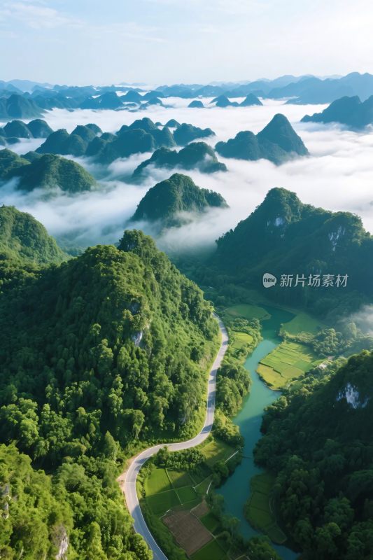 山间云雾缭绕的蜿蜒公路