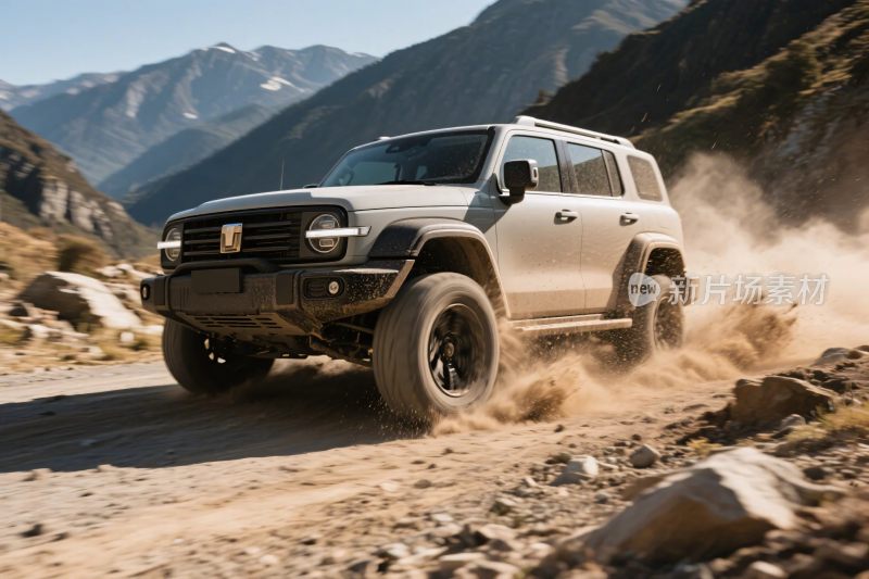越野汽车行驶在山间土路上