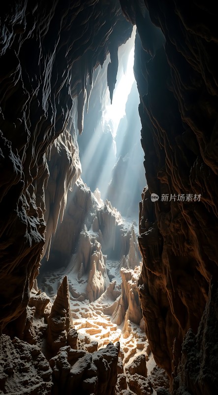 阳光穿透洞穴照亮神秘世界