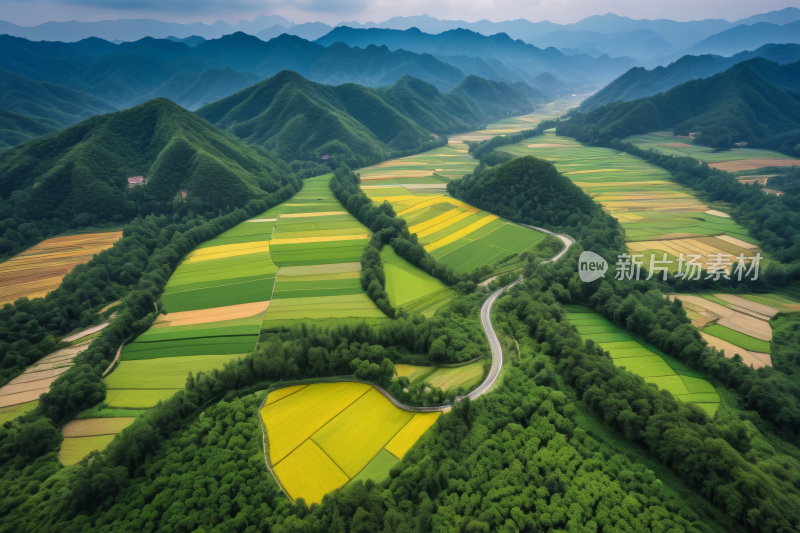 鸟瞰蜿蜒的道路穿过群山环绕的山谷高清图片