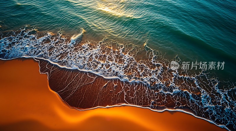 金色沙滩与蓝色海洋交汇