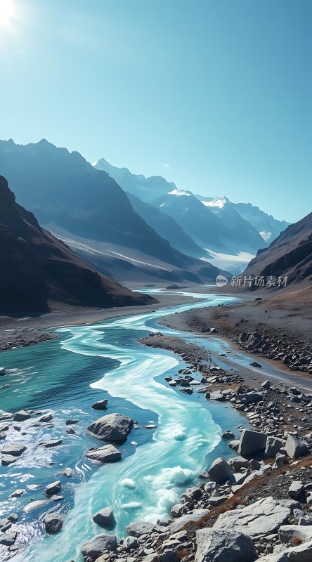 雪山碧水间自然风光无限好