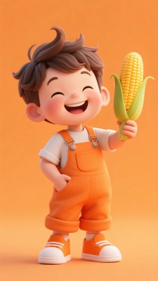 手持玉米的欢乐小男孩