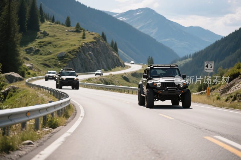 山路上行驶的多辆越野车