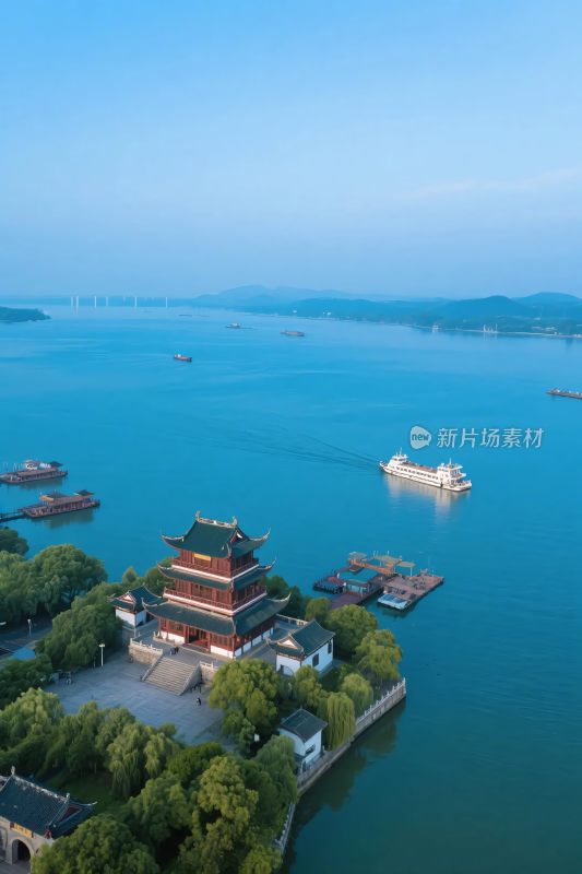 湖畔古建与航行船只景观