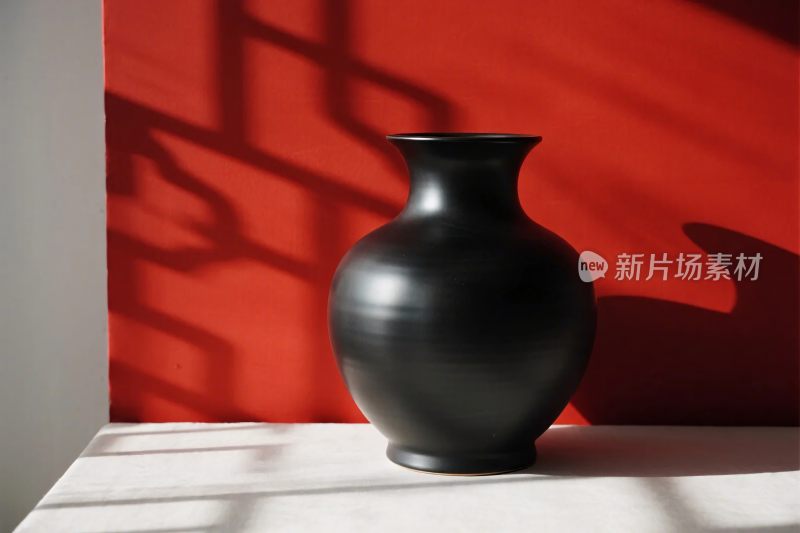 红色墙面黑色花瓶静物