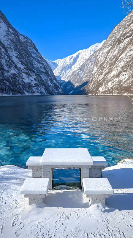 宁静冬日雪景湖畔