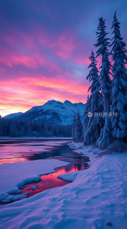 雪域晨曦静谧湖畔松林倒影日出辉煌