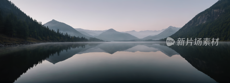 山倒映在树木环绕的湖水中高清风景横幅图片