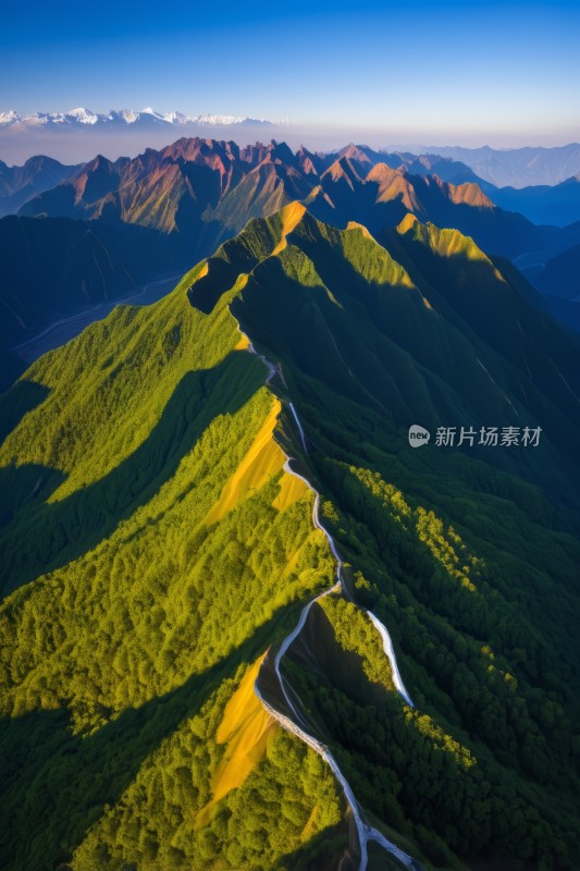 山中间一条蜿蜒的道路高清风景图片